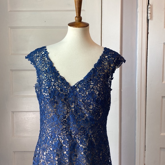 Social Occasions by Mon Cheri Lace Dress, Size 14 - Picture 4 of 17